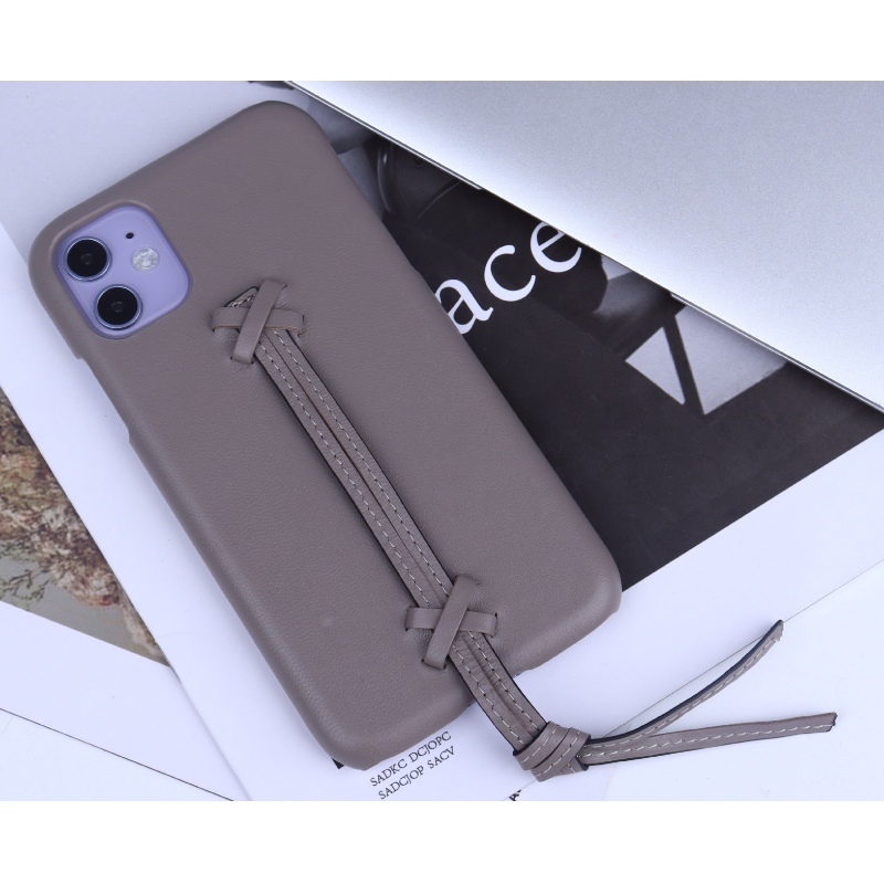 Lanueva caja de teléfono de cuero genuino de color sólido de Apple iPhone 15 Minimalista presenta una caja de transporte de correa de cuero completa y una funda de teléfono anti -otoño y colisión de 360 ​​grados de 360 ​​grados